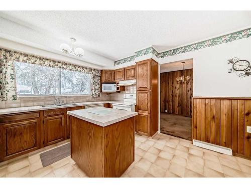 436 Dalmeny Hill Nw, Calgary, AB - Indoor Photo Showing Kitchen With Double Sink