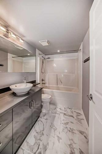 204-188 15 Avenue Sw, Calgary, AB - Indoor Photo Showing Bathroom