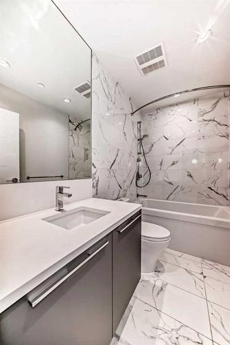 501-530 3 Street Se, Calgary, AB - Indoor Photo Showing Bathroom