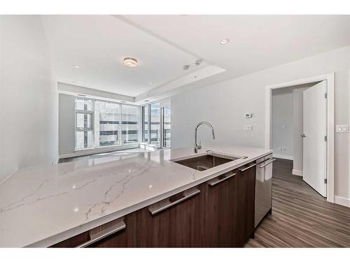 501-530 3 Street Se, Calgary, AB - Indoor Photo Showing Kitchen With Upgraded Kitchen