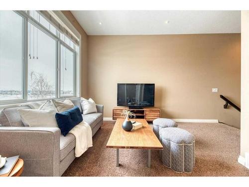 11 Lakes Estates Circle, Strathmore, AB - Indoor Photo Showing Living Room
