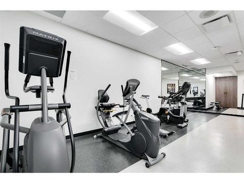 1001A-500 Eau Claire Avenue Sw, Calgary, AB - Indoor Photo Showing Gym Room