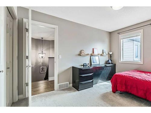29 Westmount Circle, Okotoks, AB - Indoor Photo Showing Bedroom