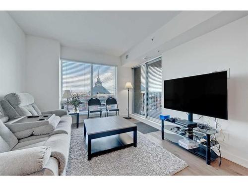 2804-930 6 Avenue Sw, Calgary, AB - Indoor Photo Showing Living Room