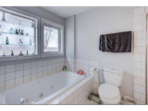 34 Candle Terrace Sw, Calgary, AB - Indoor Photo Showing Bathroom