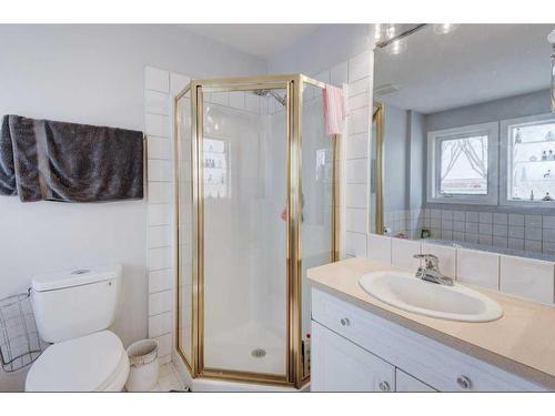 34 Candle Terrace Sw, Calgary, AB - Indoor Photo Showing Bathroom