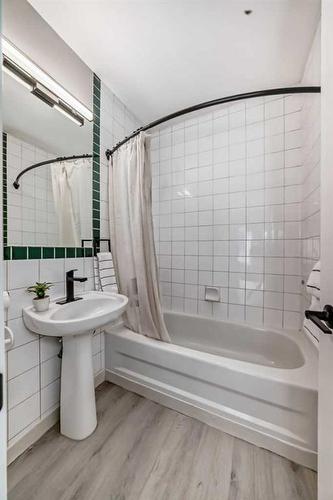 8021 24 Street Se, Calgary, AB - Indoor Photo Showing Bathroom