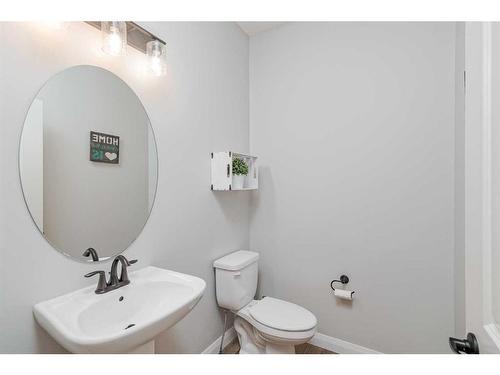 548 Boulder Creek Bay Se, Langdon, AB - Indoor Photo Showing Bathroom
