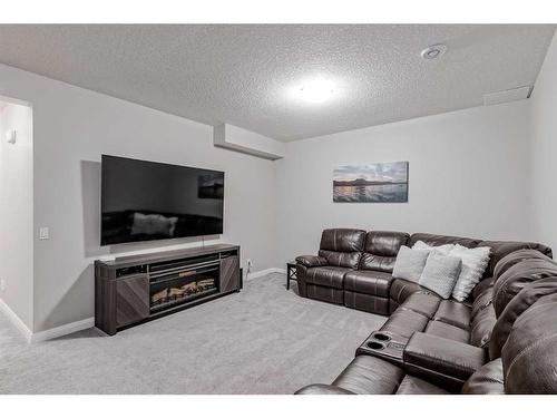 548 Boulder Creek Bay Se, Langdon, AB - Indoor Photo Showing Living Room