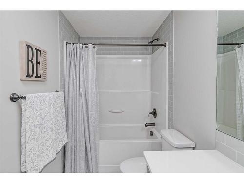 548 Boulder Creek Bay Se, Langdon, AB - Indoor Photo Showing Bathroom