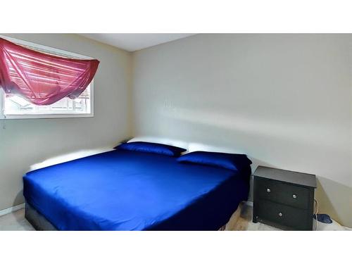 69 Saddlehorn Crescent, Calgary, AB - Indoor Photo Showing Bedroom