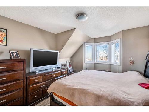 105 Eversyde Point Sw, Calgary, AB - Indoor Photo Showing Bedroom