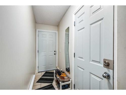 105 Eversyde Point Sw, Calgary, AB - Indoor Photo Showing Other Room