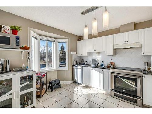 105 Eversyde Point Sw, Calgary, AB - Indoor Photo Showing Kitchen