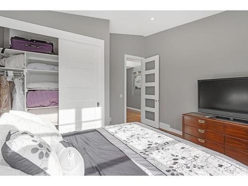 127 35 Street Nw, Calgary, AB - Indoor Photo Showing Bedroom
