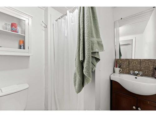 4726 47 Street, Olds, AB - Indoor Photo Showing Bathroom