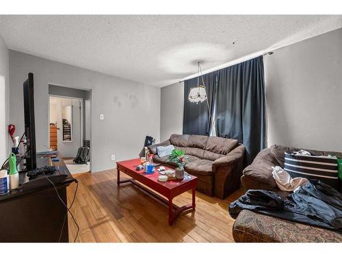 4726 47 Street, Olds, AB - Indoor Photo Showing Living Room