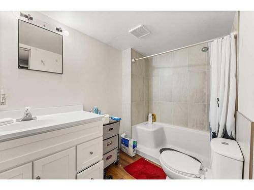 4726 47 Street, Olds, AB - Indoor Photo Showing Bathroom