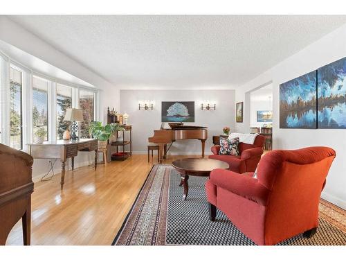 2419 Usher Road Nw, Calgary, AB - Indoor Photo Showing Living Room