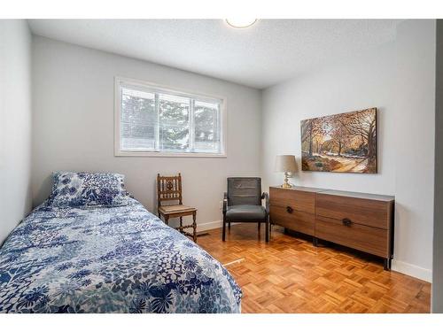 2419 Usher Road Nw, Calgary, AB - Indoor Photo Showing Bedroom