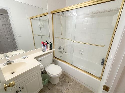 35 West Mitford Crescent, Cochrane, AB - Indoor Photo Showing Bathroom