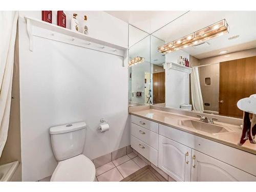 3405A 2 Street Nw, Calgary, AB - Indoor Photo Showing Bathroom