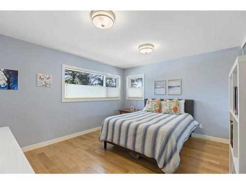 414 Wildwood Drive Sw, Calgary, AB - Indoor Photo Showing Bedroom