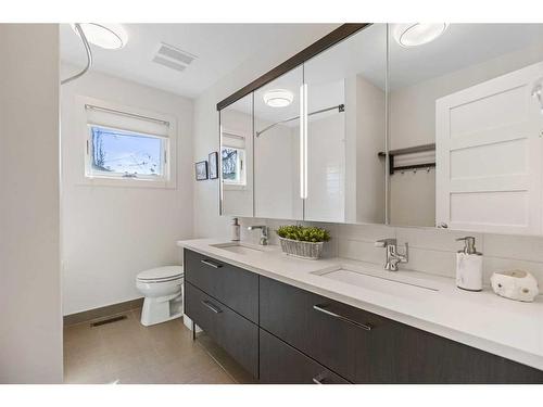 414 Wildwood Drive Sw, Calgary, AB - Indoor Photo Showing Bathroom