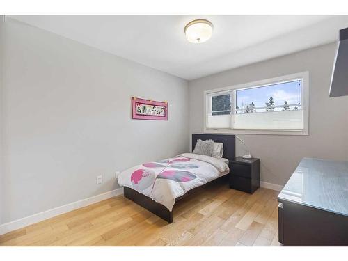 414 Wildwood Drive Sw, Calgary, AB - Indoor Photo Showing Bedroom