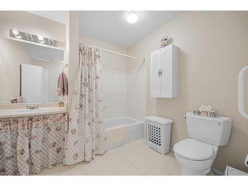 2727 Dovely Park Se, Calgary, AB - Indoor Photo Showing Bathroom
