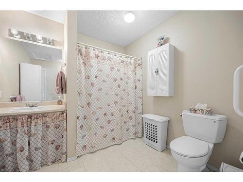 2727 Dovely Park Se, Calgary, AB - Indoor Photo Showing Bathroom