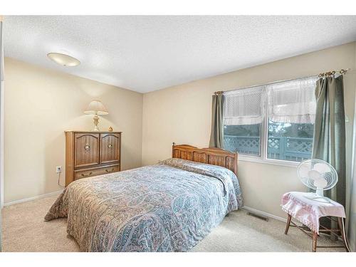 2727 Dovely Park Se, Calgary, AB - Indoor Photo Showing Bedroom