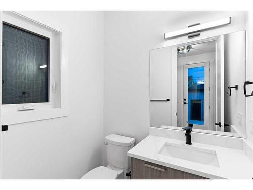 1131 Renfrew Drive Ne, Calgary, AB - Indoor Photo Showing Bathroom