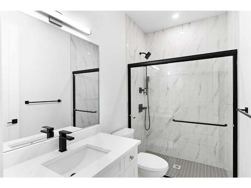 1131 Renfrew Drive Ne, Calgary, AB - Indoor Photo Showing Bathroom