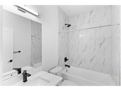 1131 Renfrew Drive Ne, Calgary, AB - Indoor Photo Showing Bathroom