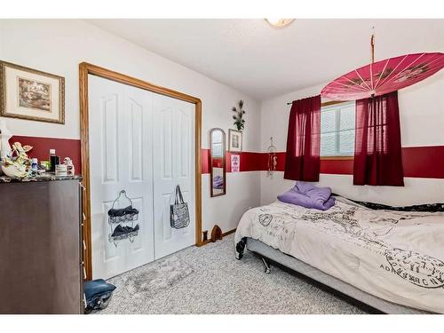 9 Westlake Circle, Strathmore, AB - Indoor Photo Showing Bedroom