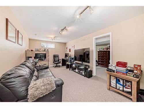 9 Westlake Circle, Strathmore, AB - Indoor Photo Showing Living Room