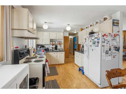 7711 37 Avenue Nw, Calgary, AB - Indoor Photo Showing Kitchen