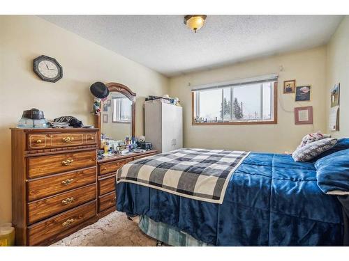 7711 37 Avenue Nw, Calgary, AB - Indoor Photo Showing Bedroom