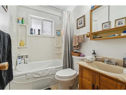 7711 37 Avenue Nw, Calgary, AB - Indoor Photo Showing Bathroom