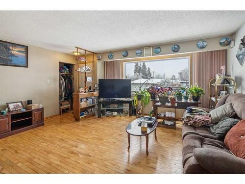 7711 37 Avenue Nw, Calgary, AB - Indoor Photo Showing Living Room