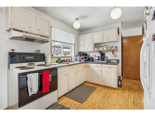 7711 37 Avenue Nw, Calgary, AB - Indoor Photo Showing Kitchen