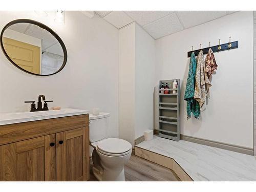 909 17 Street Se, High River, AB - Indoor Photo Showing Bathroom