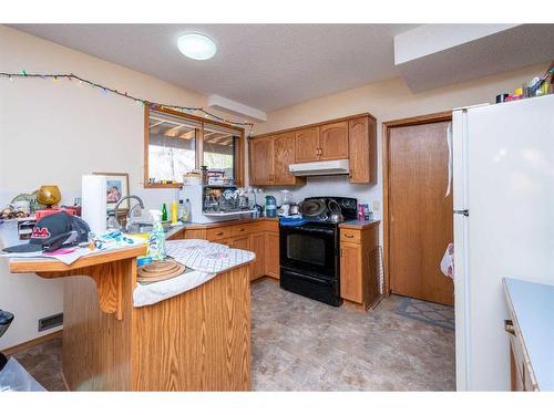 2985 100 Street Se, Calgary, AB - Indoor Photo Showing Kitchen