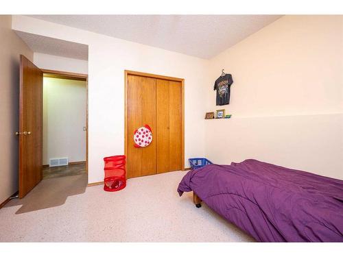 2985 100 Street Se, Calgary, AB - Indoor Photo Showing Bedroom