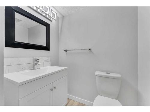 201 Templemont Drive Ne, Calgary, AB - Indoor Photo Showing Bathroom