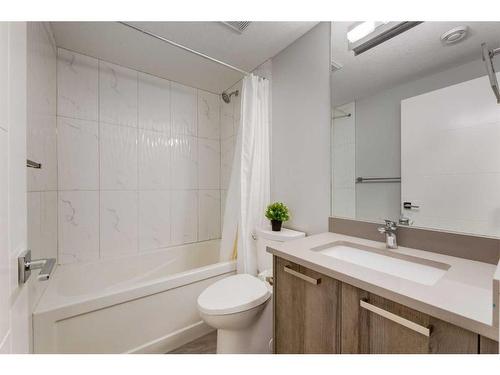 2236 Bowness Road Nw, Calgary, AB - Indoor Photo Showing Bathroom
