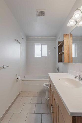 572 Penworth Way Se, Calgary, AB - Indoor Photo Showing Bathroom