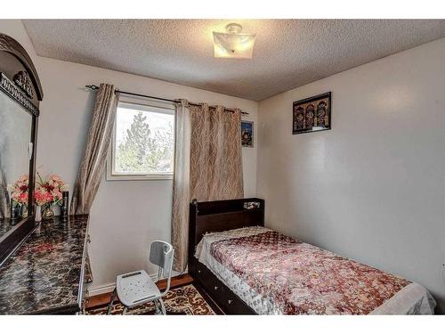 5015 Whitehorn Drive Ne, Calgary, AB - Indoor Photo Showing Bedroom