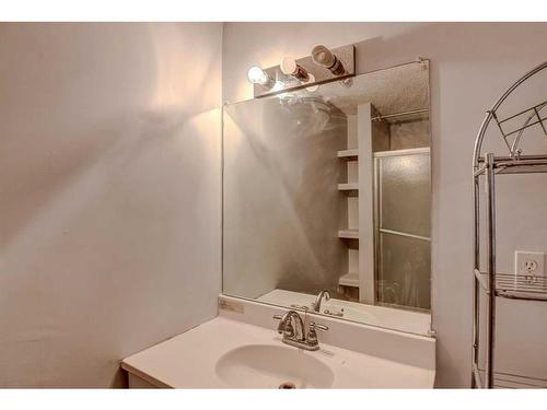 5015 Whitehorn Drive Ne, Calgary, AB - Indoor Photo Showing Bathroom